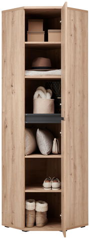 Eckschuh- und Mehrzweckschrank aus Holz mit geöffneter Tür, zeigt Regale mit Hüten, Kisten, Kissen und Schuhen, frontale Perspektive.
