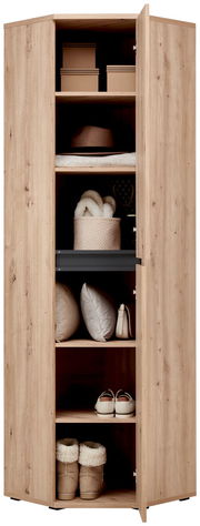Eckschuh- und Mehrzweckschrank aus Holz mit geöffneter Tür, zeigt Regale mit Hüten, Kisten, Kissen und Schuhen, frontale Perspektive.