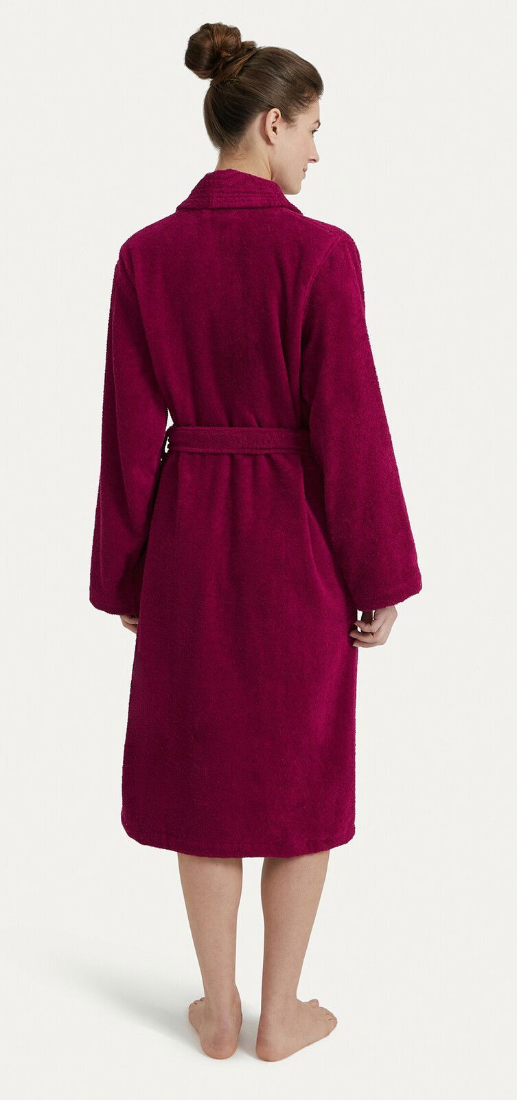 Rückansicht eines fuchsiafarbenen Bademantels mit Schalkragen, getragen von einer Person mit hochgestecktem Haar.