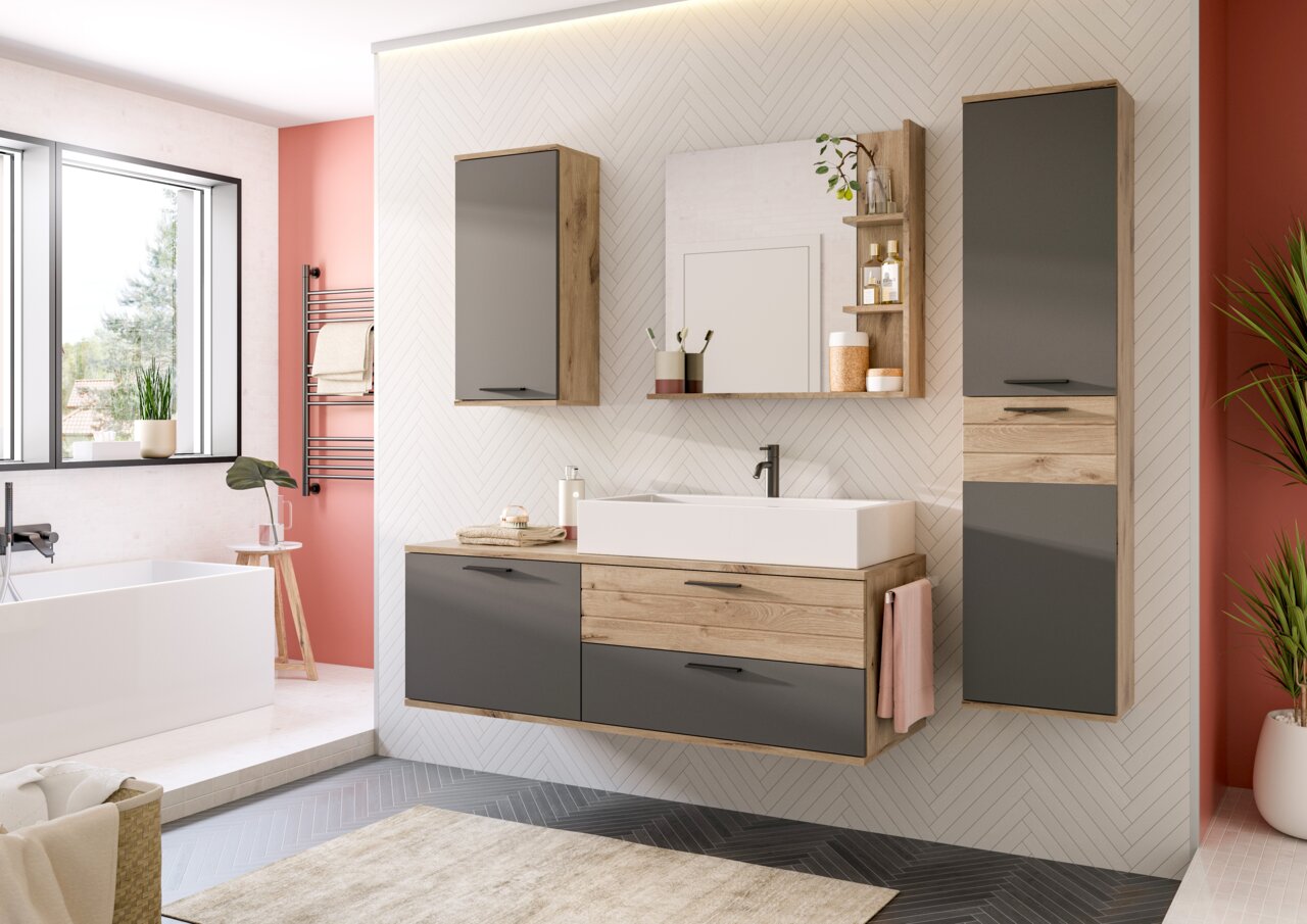 Moderner Hochschrank in einem stilvollen Badezimmer, seitliche Perspektive