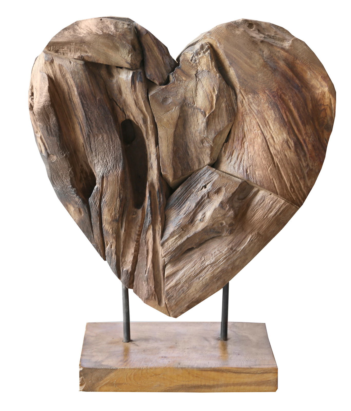 Holzskulptur in Herzform auf einem Sockel, aus der Vorderansicht fotografiert