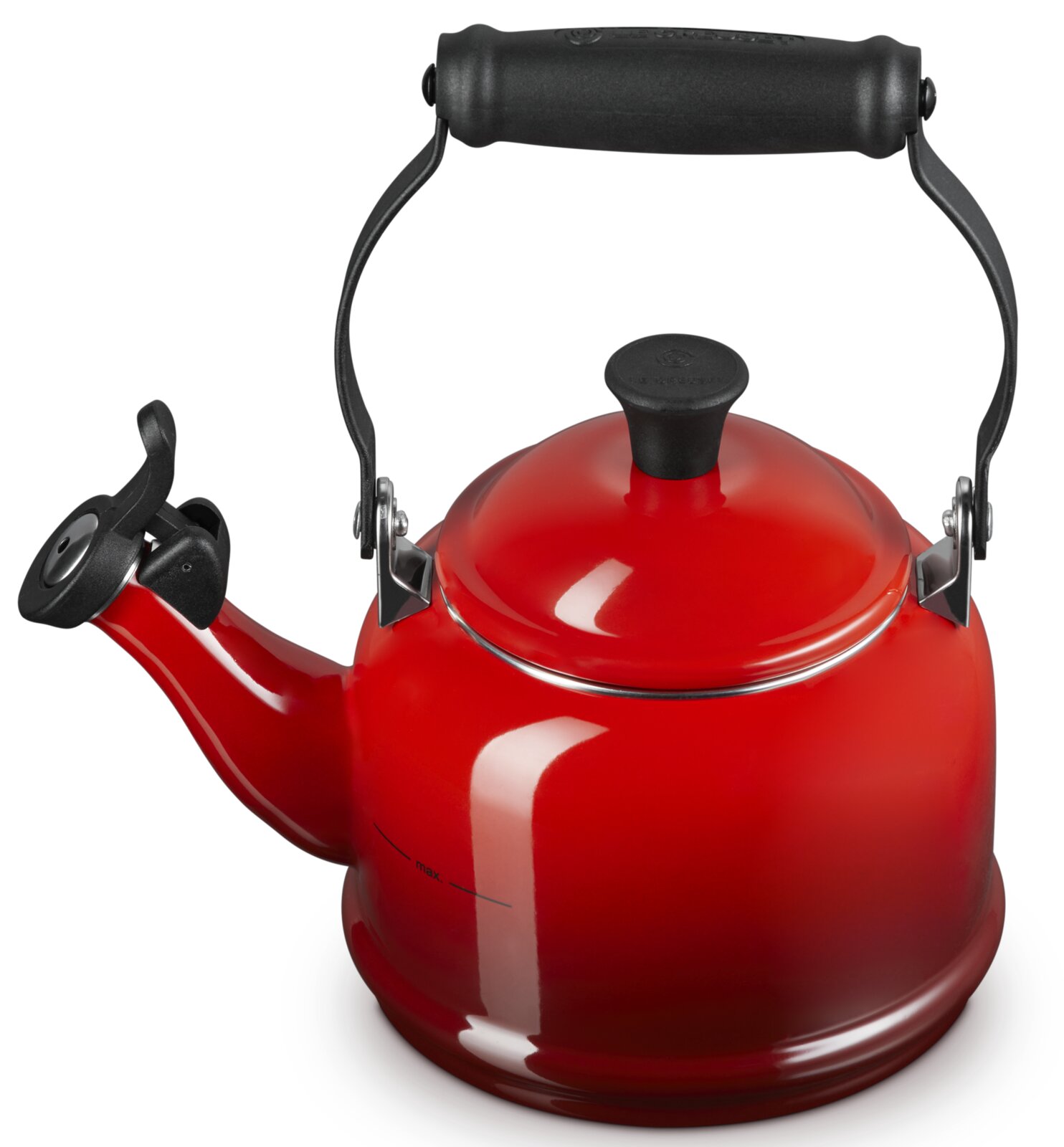 Roter Emaille-Wasserkessel mit schwarzem Griff und Deckelknauf, Ausgießer mit Pfeife, in schräger Vorderansicht von oben freigestellt