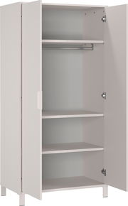 Offener weißer Kleiderschrank mit zwei Türen, drei Regalböden und einer Kleiderstange, seitliche Perspektive