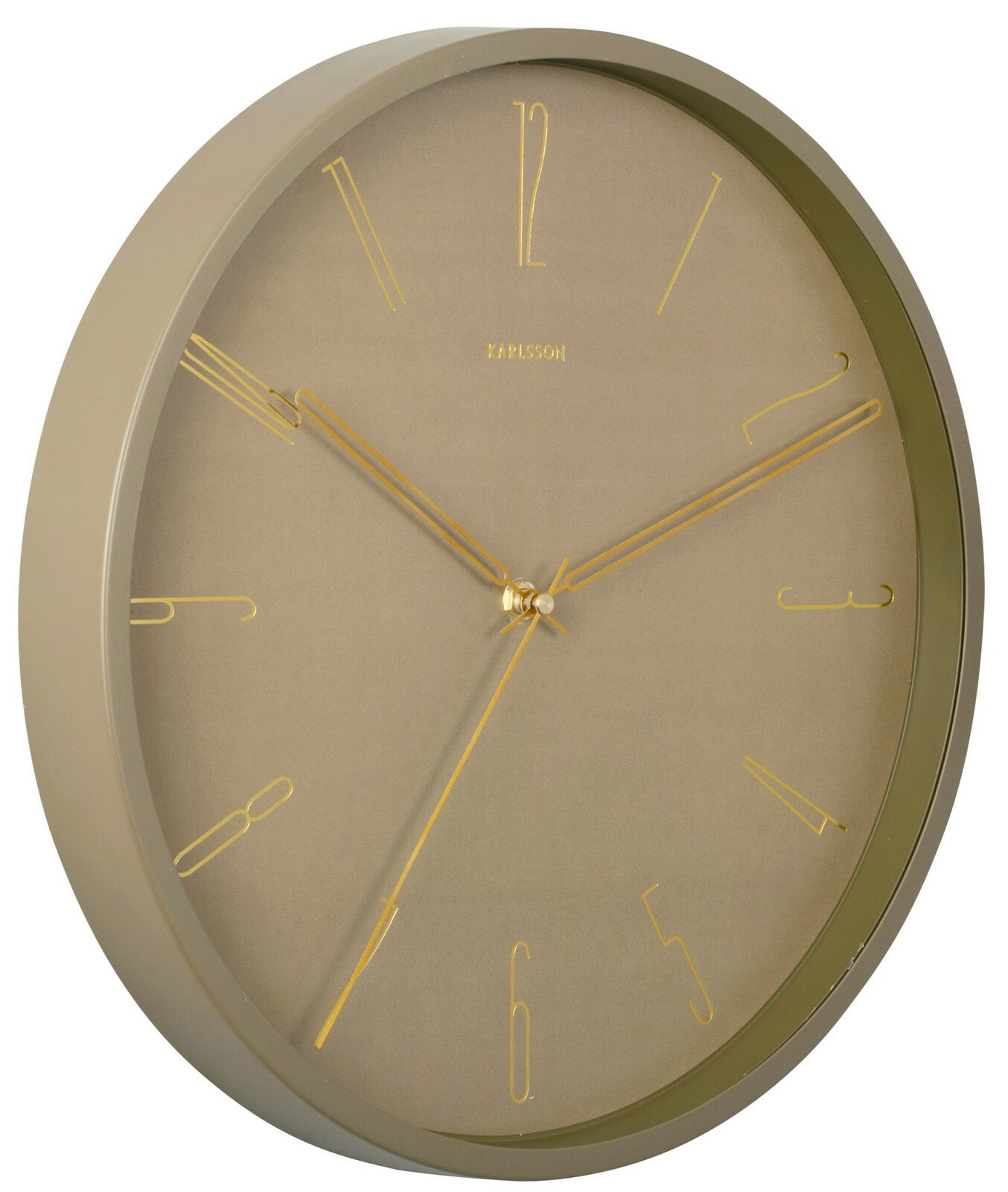 Wanduhr Belle Numbers aus Metall in Seitenansicht mit goldenen Zeigern und Zahlen auf einem beigen Zifferblatt.