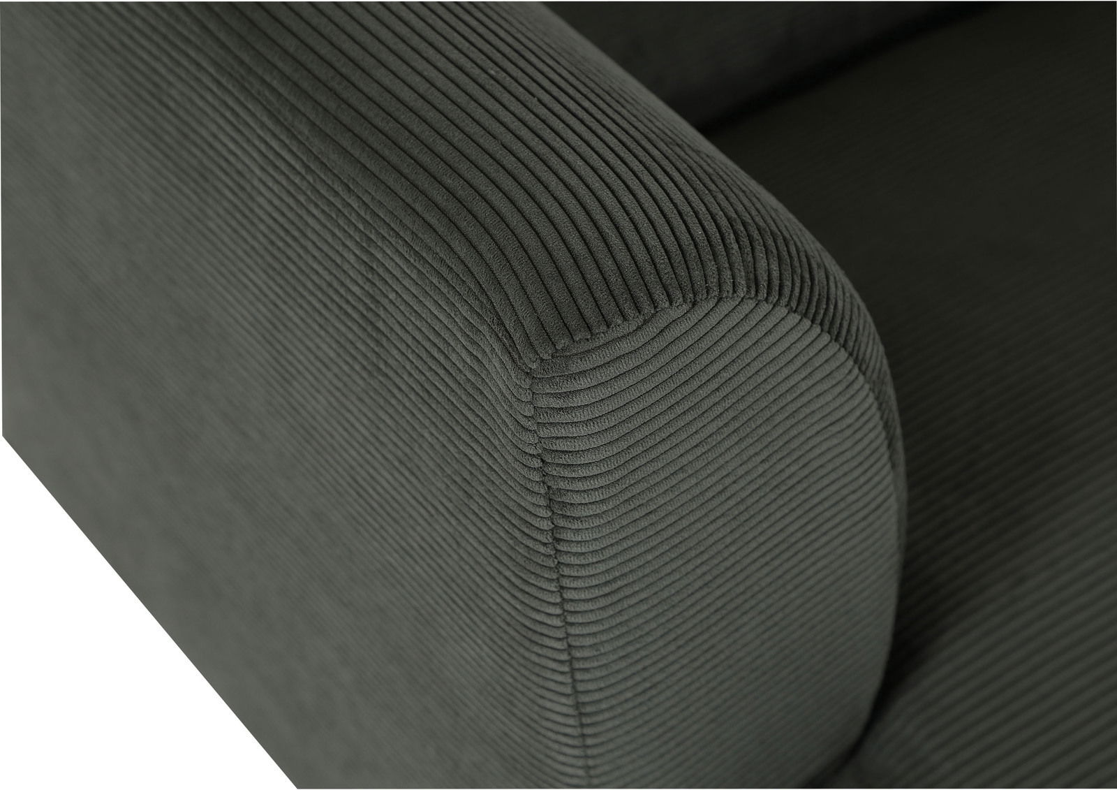 Nahaufnahme eines Sessels mit geripptem, dunkelgrünem Stoffbezug, Fokus auf die Armlehne.