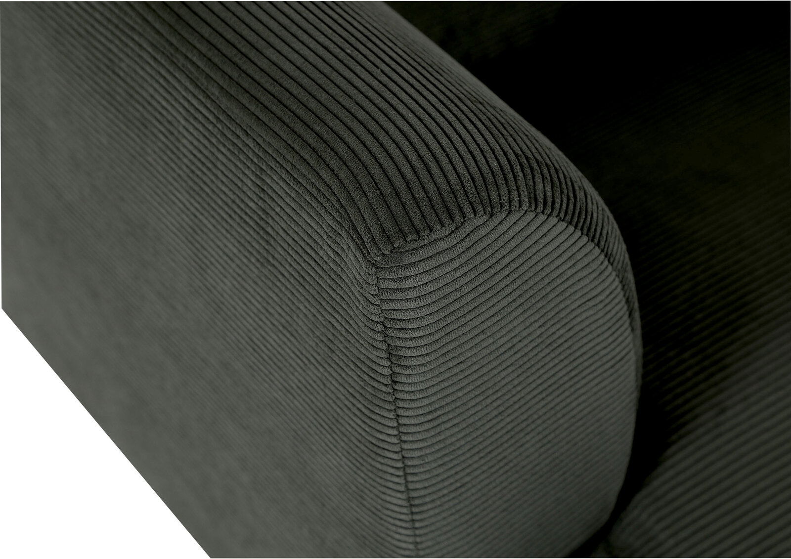 Nahaufnahme eines Sessels mit geripptem, dunkelgrünem Stoffbezug, Fokus auf die Armlehne.