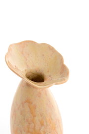 Nahaufnahme einer dekorativen Vase mit breitem, gewelltem Rand in sanften Gelb- und Orangetönen, von oben betrachtet.