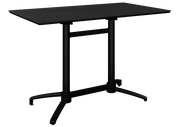 Schwarzer Bistrotisch mit rechteckiger Tischplatte und stabilen Metallbeinen, seitliche Perspektive