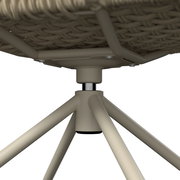 Nahaufnahme der Unterseite eines geflochtenen Sitzes mit beigefarbenem Metallgestell und zentraler Dreh-/Verbindungsaufnahme, Ansicht von unten