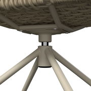 Nahaufnahme der Unterseite eines geflochtenen Sitzes mit beigefarbenem Metallgestell und zentraler Dreh-/Verbindungsaufnahme, Ansicht von unten