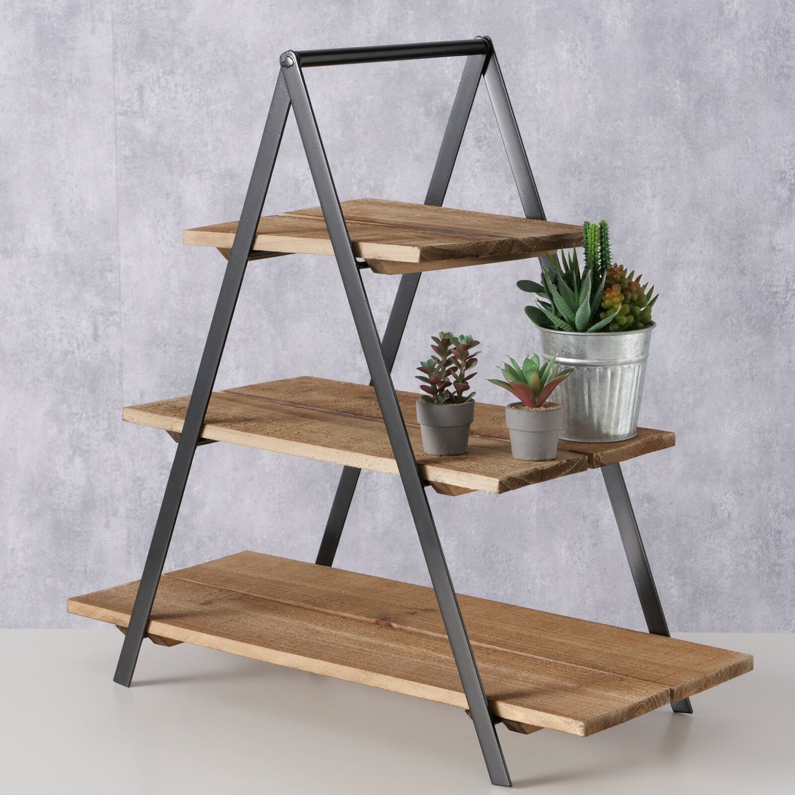 Etagere Valentina aus Holz und Metall mit drei Ebenen, dekoriert mit kleinen Pflanzen, seitliche Perspektive