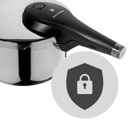 Schnellkochtopf Fusiontec Perf aus Edelstahl mit schwarzem Griff, seitliche Perspektive, Sicherheitssymbol im Vordergrund.