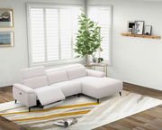 Helle Longchairkombination in modernem Wohnzimmer mit Holzfußboden, großem Fenster und Pflanzen, seitliche Perspektive