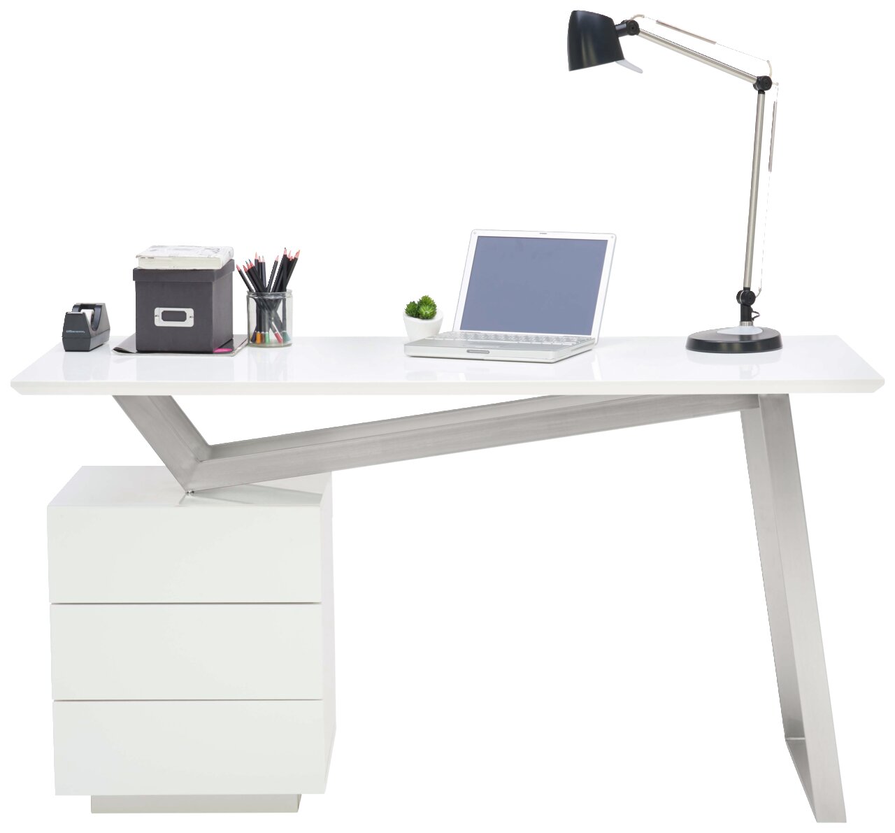 Moderner Schreibtisch mit schrägem Design, ausgestattet mit Schubladen, Laptop, Lampe und Bürozubehör, seitliche Perspektive.