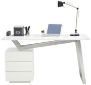 Moderner Schreibtisch mit schrägem Design, ausgestattet mit Schubladen, Laptop, Lampe und Bürozubehör, seitliche Perspektive.
