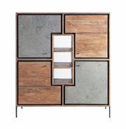 Frontale Ansicht eines modernen Highboards mit einer Kombination aus Holz- und Steinelementen, mehreren Schubladen und offenen Regalfächern.