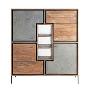 Frontale Ansicht eines modernen Highboards mit einer Kombination aus Holz- und Steinelementen, mehreren Schubladen und offenen Regalfächern.