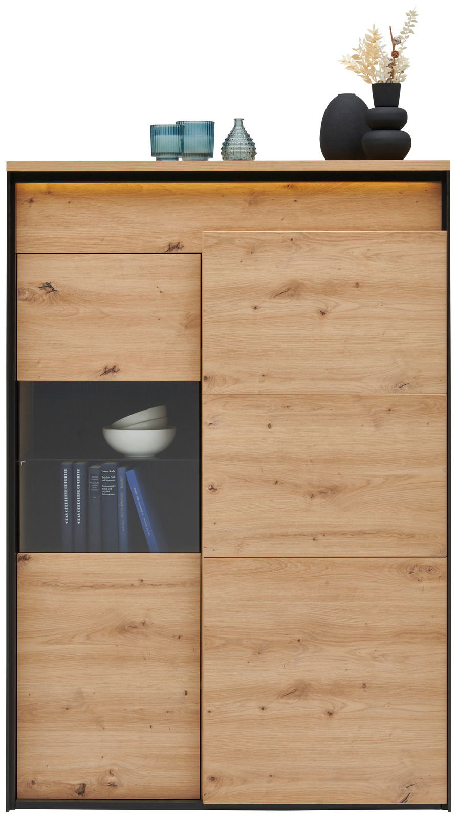 Frontansicht eines modernen Highboards aus Holz mit Glasvitrine, dekoriert mit Vasen und Büchern.