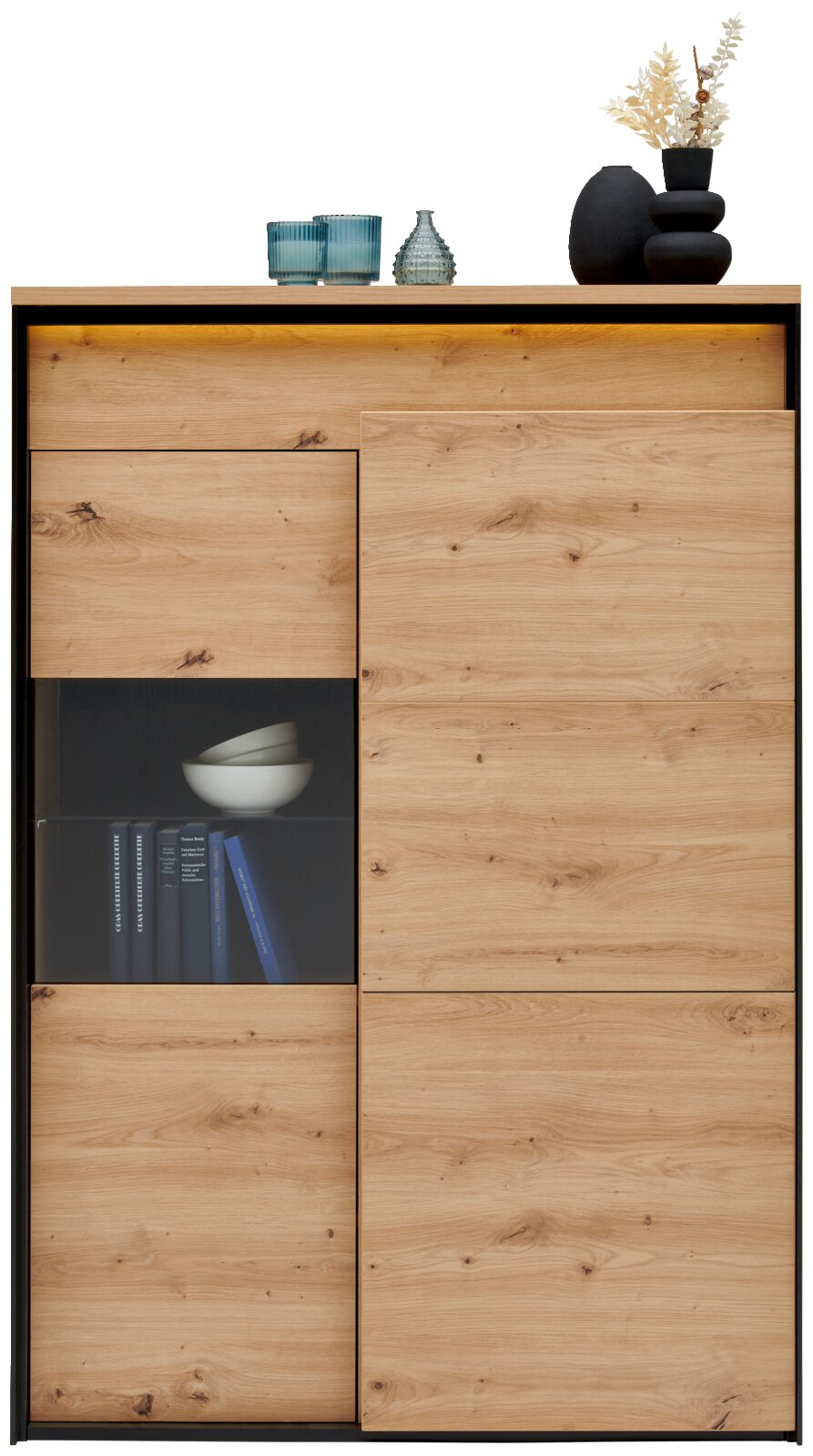 Vooraanzicht van een modern hoog kastje van hout met een glazen vitrine, versierd met vazen en boeken.