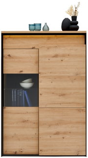 Vooraanzicht van een modern hoog kastje van hout met een glazen vitrine, versierd met vazen en boeken.