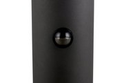 Nahaufnahme einer LED-Außen-Bodenleuchte mit schwarzem Gehäuse und integriertem Sensor.