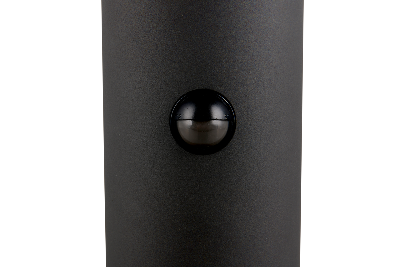Nahaufnahme einer LED-Außen-Bodenleuchte mit schwarzem Gehäuse und integriertem Sensor.