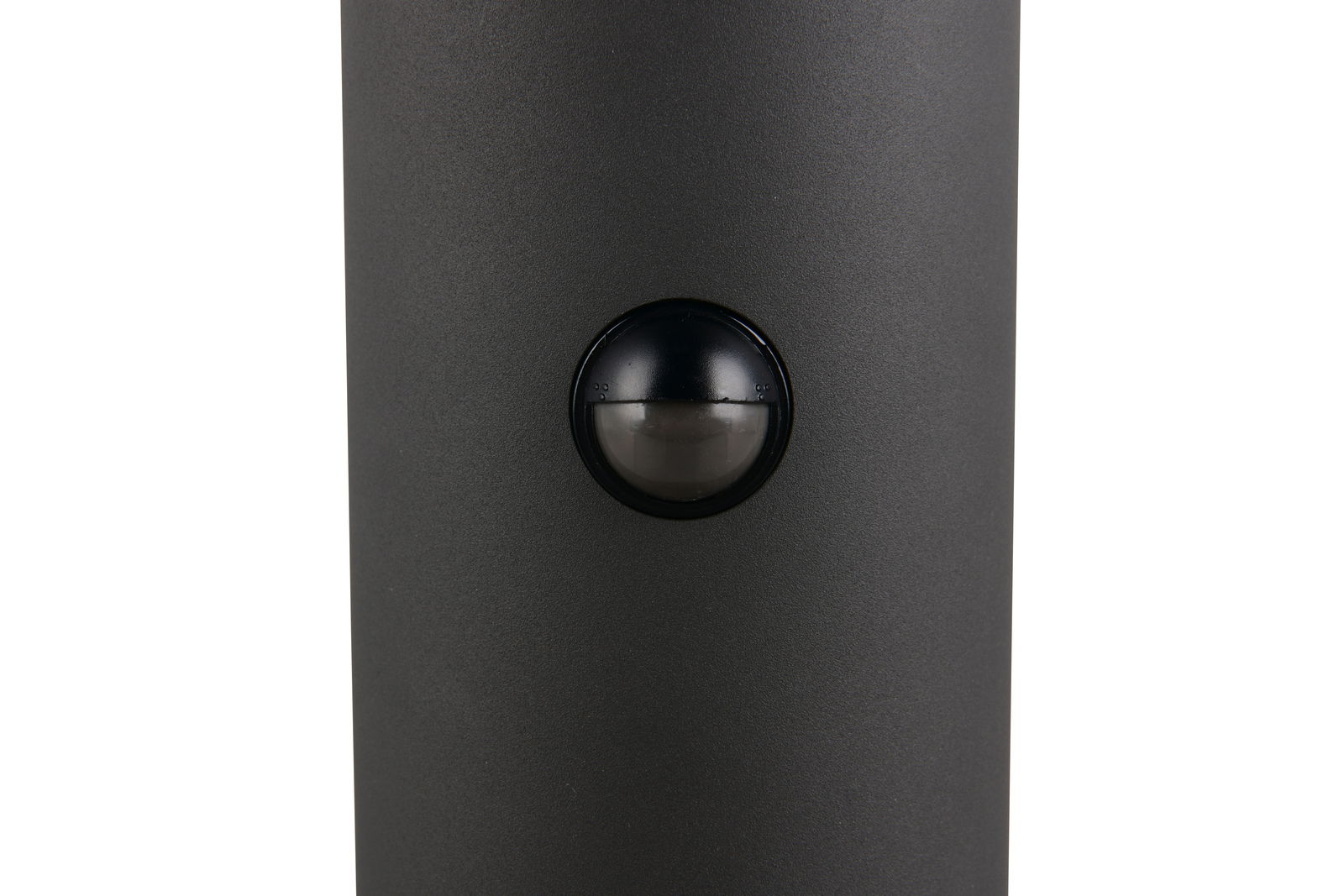 Nahaufnahme einer LED-Außen-Bodenleuchte mit schwarzem Gehäuse und integriertem Sensor.