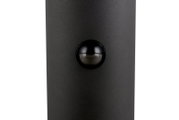 Close-up van een LED-buitenvloerlamp met zwarte behuizing en ingebouwde sensor.