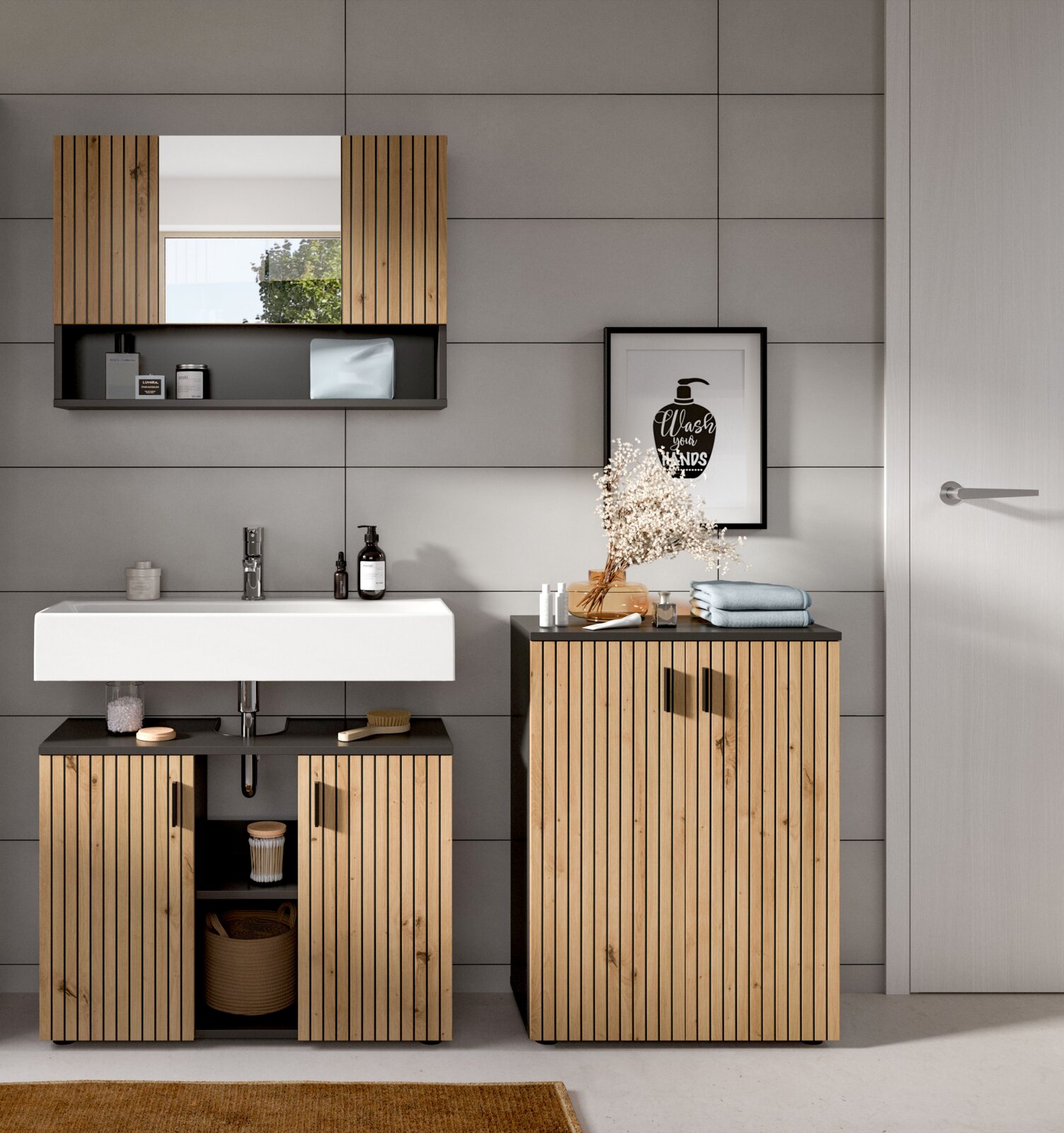 Modernes Badezimmermöbel-Set mit vertikaler Holzlamellen-Front in Naturholz und dunkler Ablageplatte, bestehend aus Waschtischunterschrank mit weißem Aufsatzwaschbecken, hohem Seitenschrank und wandhängendem Spiegelschrank; Ansicht frontal aus leicht erhö