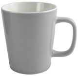 Graue Tasse mit Henkel, seitliche Perspektive