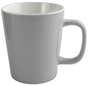 Graue Tasse mit Henkel, seitliche Perspektive