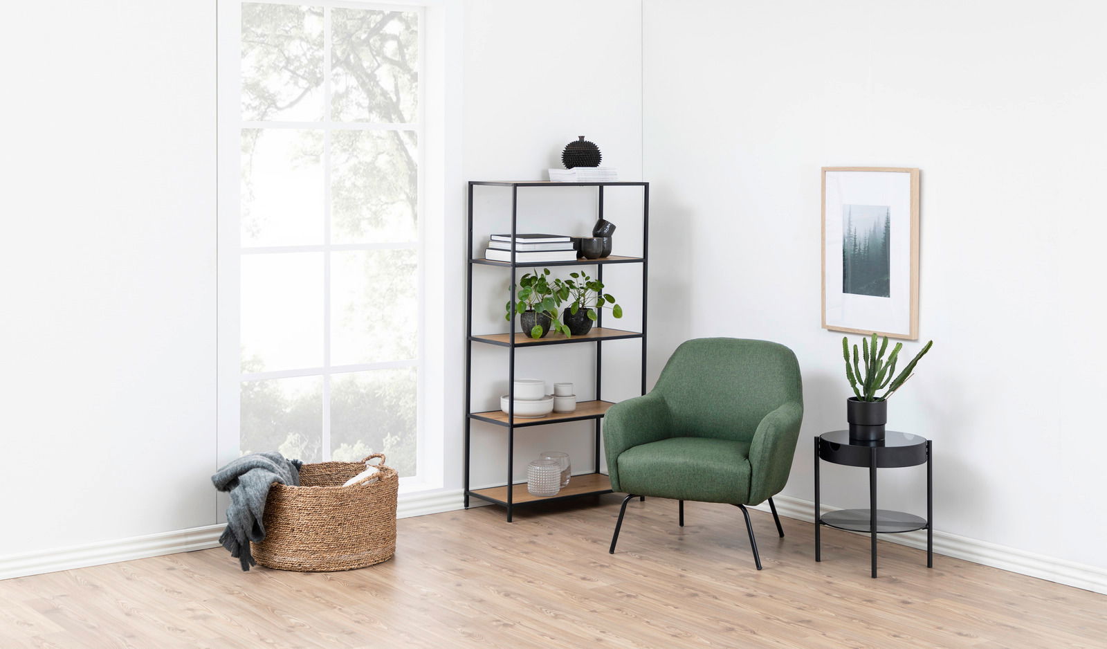 Z2 Bücherregal SEAFORD Modernes Bücherregal mit schwarzem Metallrahmen und Holzböden, frontal fotografiert, dekoriert mit Pflanzen und Büchern in einem hellen Raum.