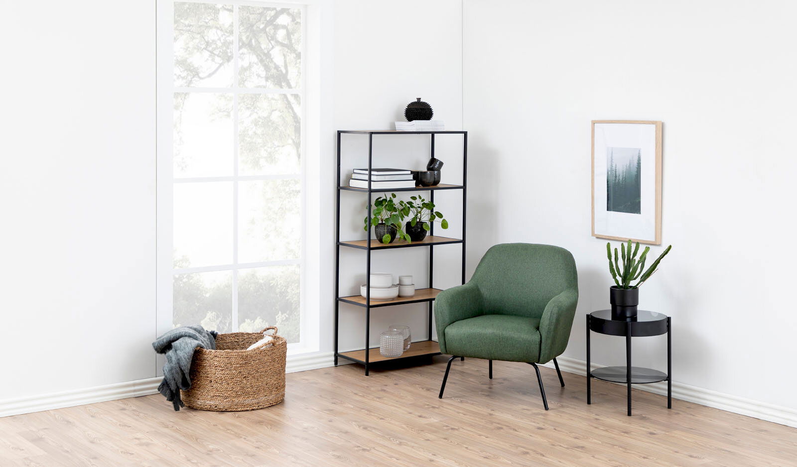 Z2 Bücherregal SEAFORD Modernes Bücherregal mit schwarzem Metallrahmen und Holzböden, frontal fotografiert, dekoriert mit Pflanzen und Büchern in einem hellen Raum.