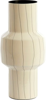 Hohe cremefarbene Keramikvase mit glänzender Oberfläche, markanter geometrischer Silhouette und feinen dunklen Längslinien, frontal aus leichter Draufsicht vor weißem Hintergrund