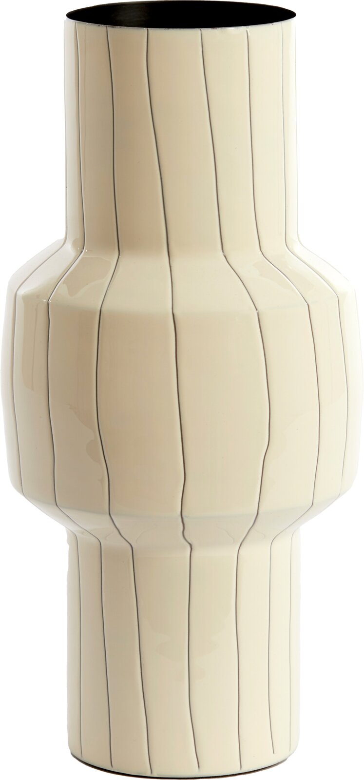 Hohe cremefarbene Keramikvase mit glänzender Oberfläche, markanter geometrischer Silhouette und feinen dunklen Längslinien, frontal aus leichter Draufsicht vor weißem Hintergrund