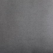 Nahaufnahme eines grauen Stoffes, vermutlich Polsterung eines Lounge-Sessels, aus der Vogelperspektive.