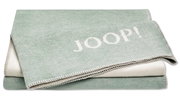 Gefaltete grüne Decke mit 'JOOP!' Schriftzug, von oben betrachtet.