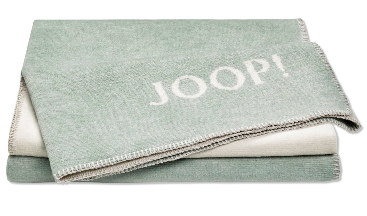 Een gevouwen groene deken met het opschrift 'JOOP!', gezien van bovenaf.