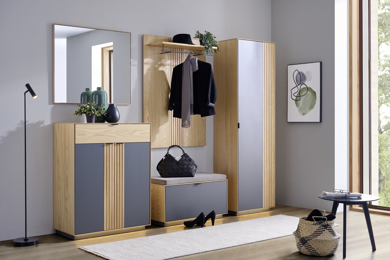 Waldwelt Spiegel TIMOUR Moderne Garderobeneinrichtung mit Spiegel, Schuhschrank, Garderobenschrank und Garderobenbank in Holzoptik und grauen Akzenten, seitliche Perspektive.