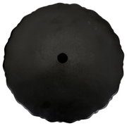 Schwarze runde Scheibe mit gewelltem Rand und mittigem Loch, Draufsicht (Top-Down) auf weißem Hintergrund