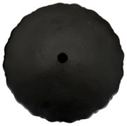 Schwarze runde Scheibe mit gewelltem Rand und mittigem Loch, Draufsicht (Top-Down) auf weißem Hintergrund