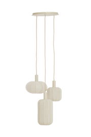 Hängeleuchte mit drei weißen, textilen Lampenschirmen in verschiedenen Formen, von der Decke hängend, seitliche Perspektive