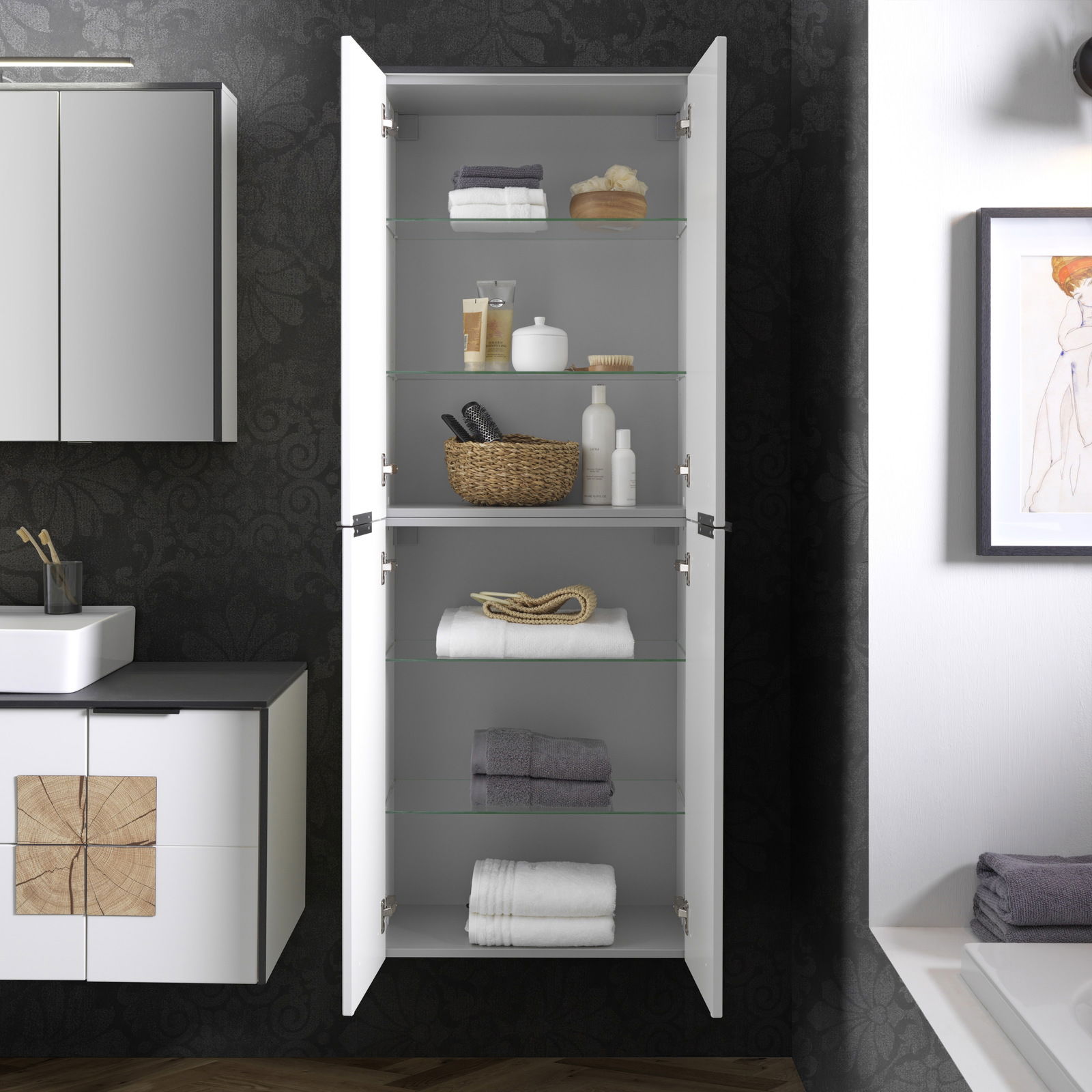 Voleo Hochschrank STELLA Hochschrank 63 cm mit geöffneten Türen, gefüllt mit Handtüchern und Pflegeprodukten, frontal betrachtet.