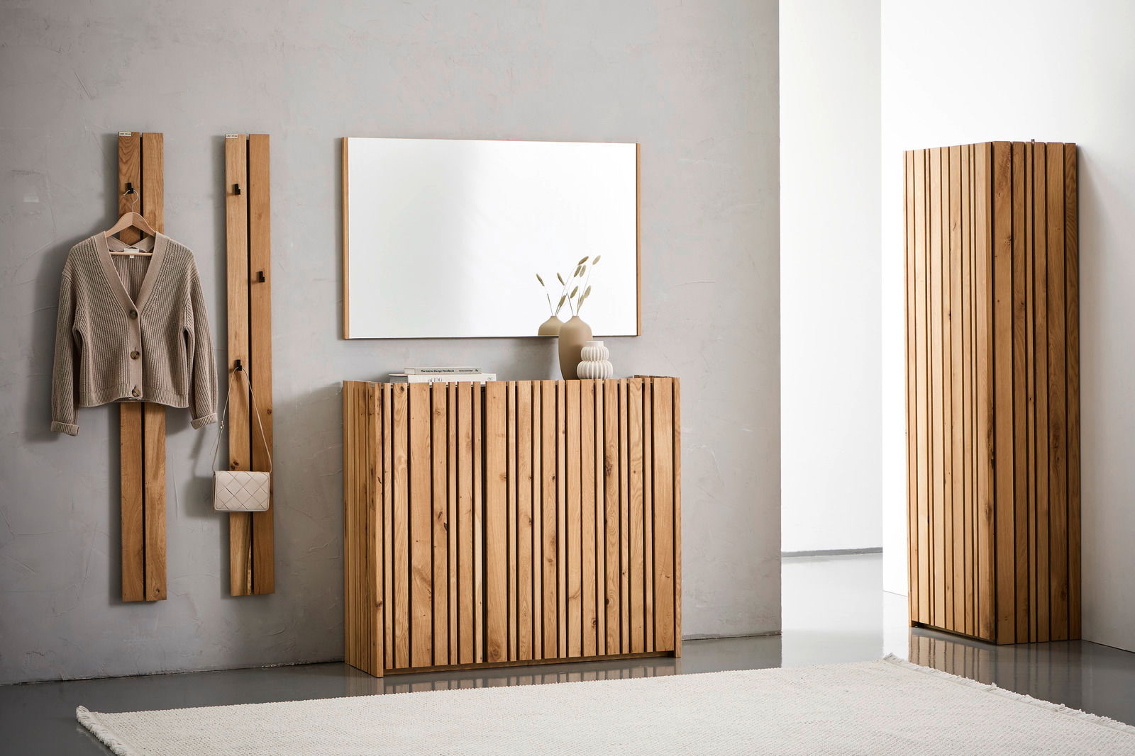 Linea Natura Spiegel SIGNE Holz-Garderoben-Set mit Spiegel, bestehend aus einem XL-Schuhschrank, einem Garderobenpaneel mit Haken und einem Garderobenschrank, frontal fotografiert.