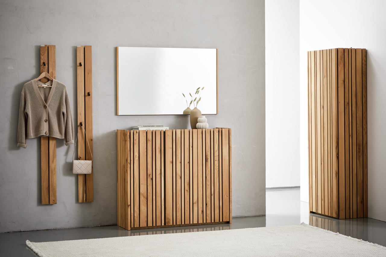 Holz-Garderoben-Set mit Spiegel, bestehend aus einem XL-Schuhschrank, einem Garderobenpaneel mit Haken und einem Garderobenschrank, frontal fotografiert.