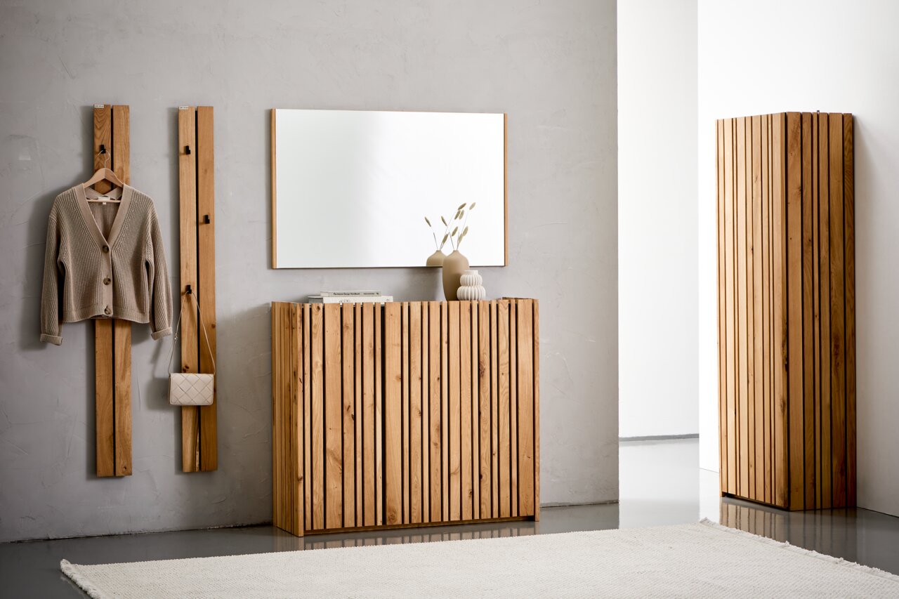 Holz-Garderoben-Set mit Spiegel, bestehend aus einem XL-Schuhschrank, einem Garderobenpaneel mit Haken und einem Garderobenschrank, frontal fotografiert.