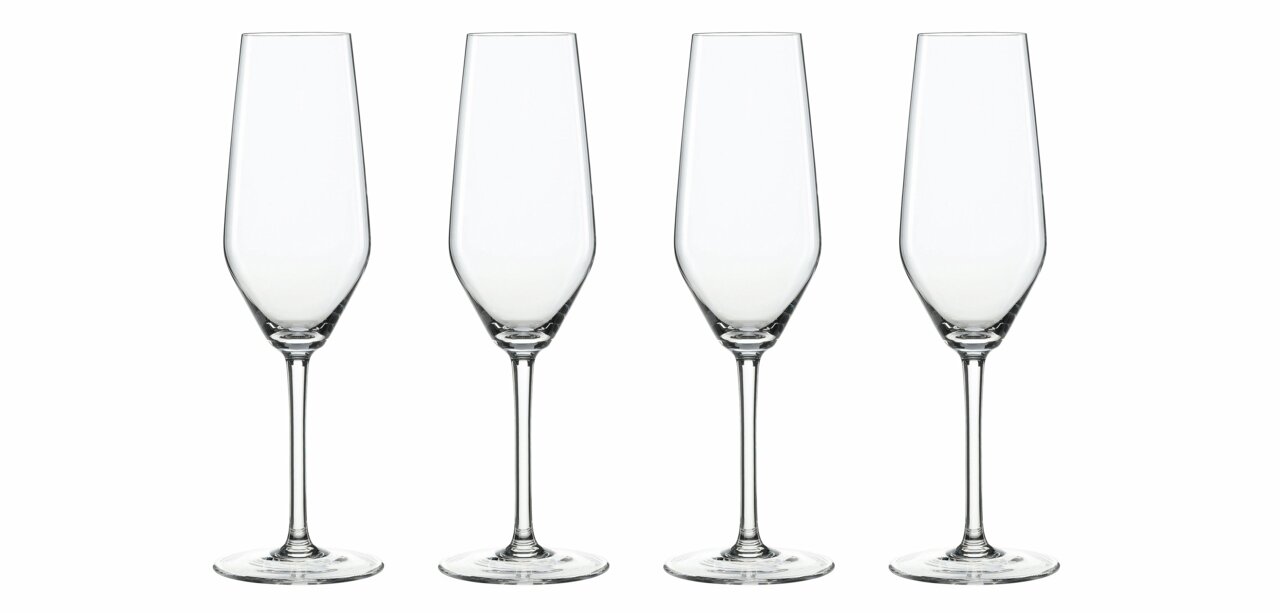 Vier elegante Champagnerkelche aus Glas, frontal fotografiert, auf weißem Hintergrund.