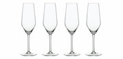 Vier elegante Champagnerkelche aus Glas, frontal fotografiert, auf weißem Hintergrund.