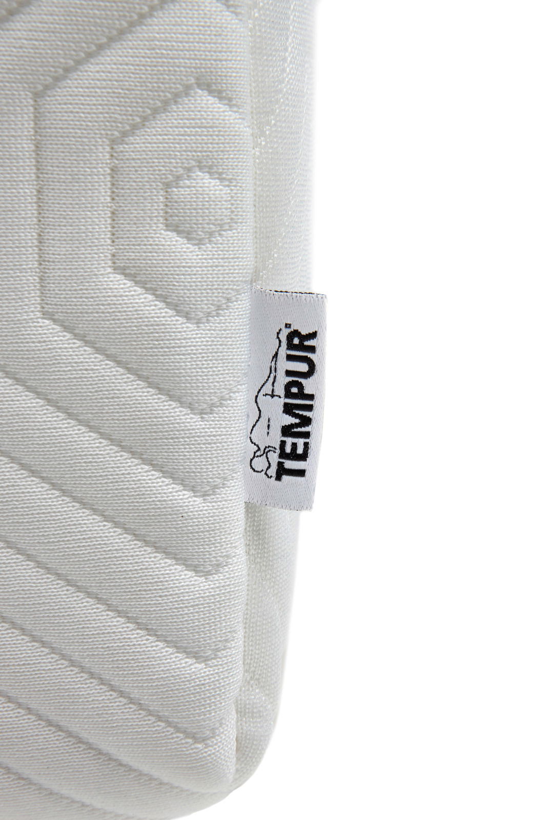 Nahaufnahme einer Tempur Viscomatratze mit geometrischem Muster und sichtbarem Markenetikett an der Seite.