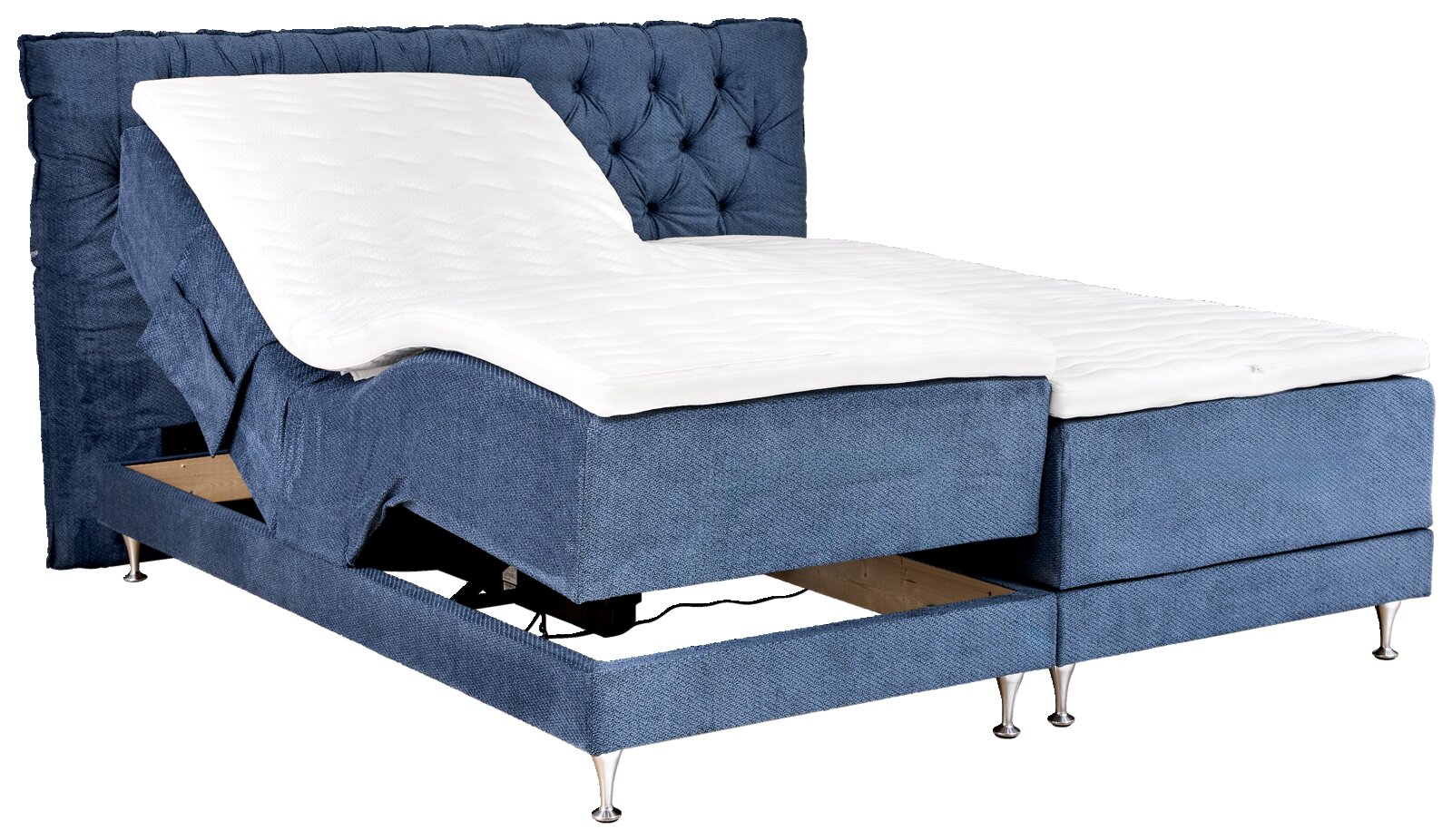 Blaues elektrisches Boxspringbett mit gepolstertem, gestepptem Kopfteil und verstellbarer Liegefläche, schräg von vorne links in Seitenansicht fotografiert